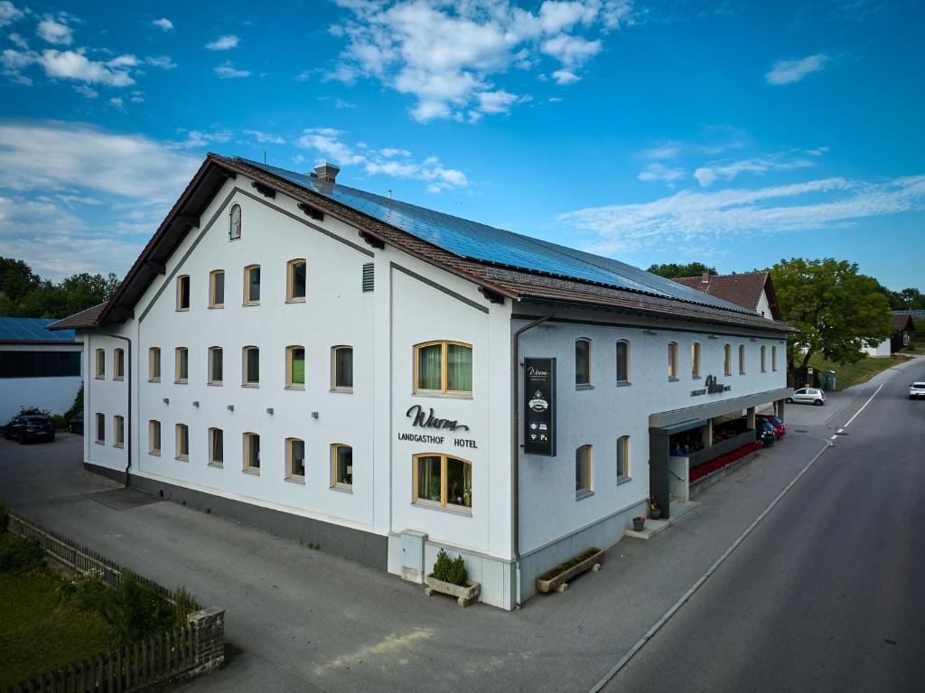 un edificio blanco al lado de una calle en Landgasthof Wurm, en Bogen