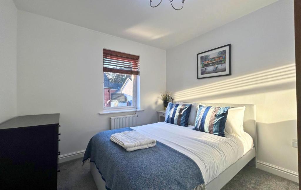 a bedroom with a bed and a window at Bracknell Contemporary Stylish 3 bedroom in in Bracknell