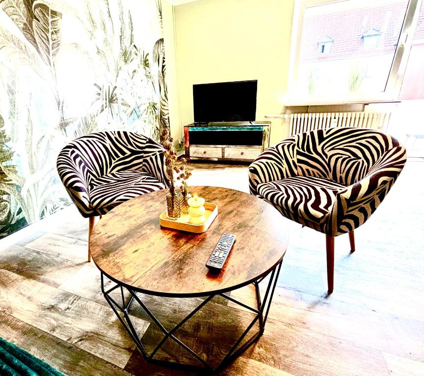 a living room with two chairs and a coffee table at Business- Apartment Worms # guesthouse- Monteure willkommen in Worms