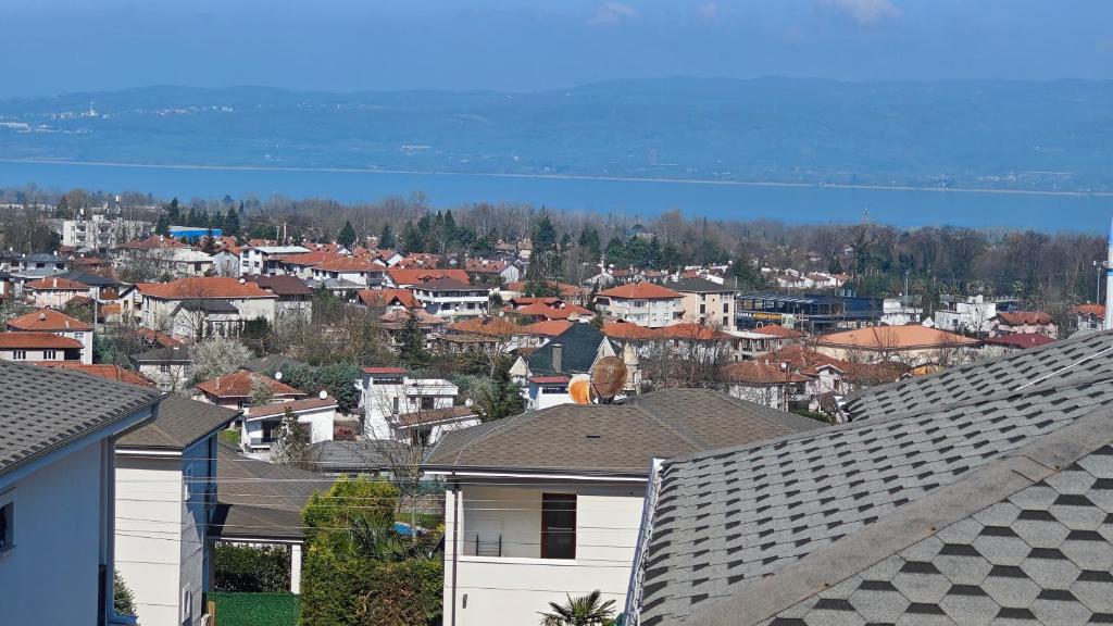 uma vista para uma cidade com casas e telhados em ihlamur konağı Junior villas em Sapanca