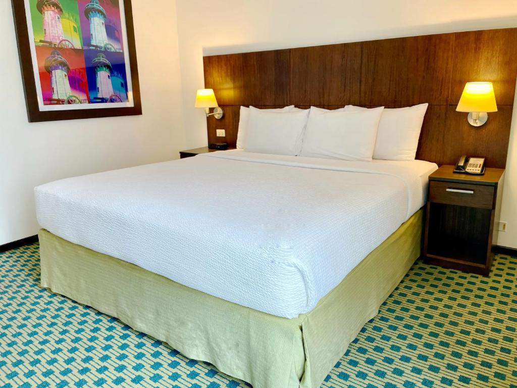 Postel nebo postele na pokoji v ubytování Courtyard by Marriott Guayaquil