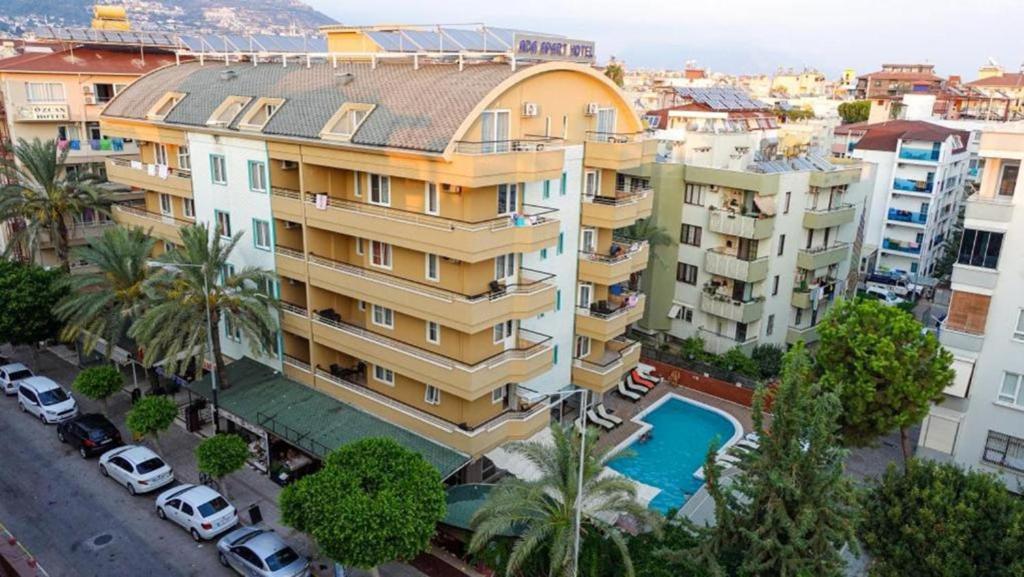 阿拉尼亞的住宿－Kleopatra Ada Suites & Apartments，享有带游泳池的建筑的空中景致