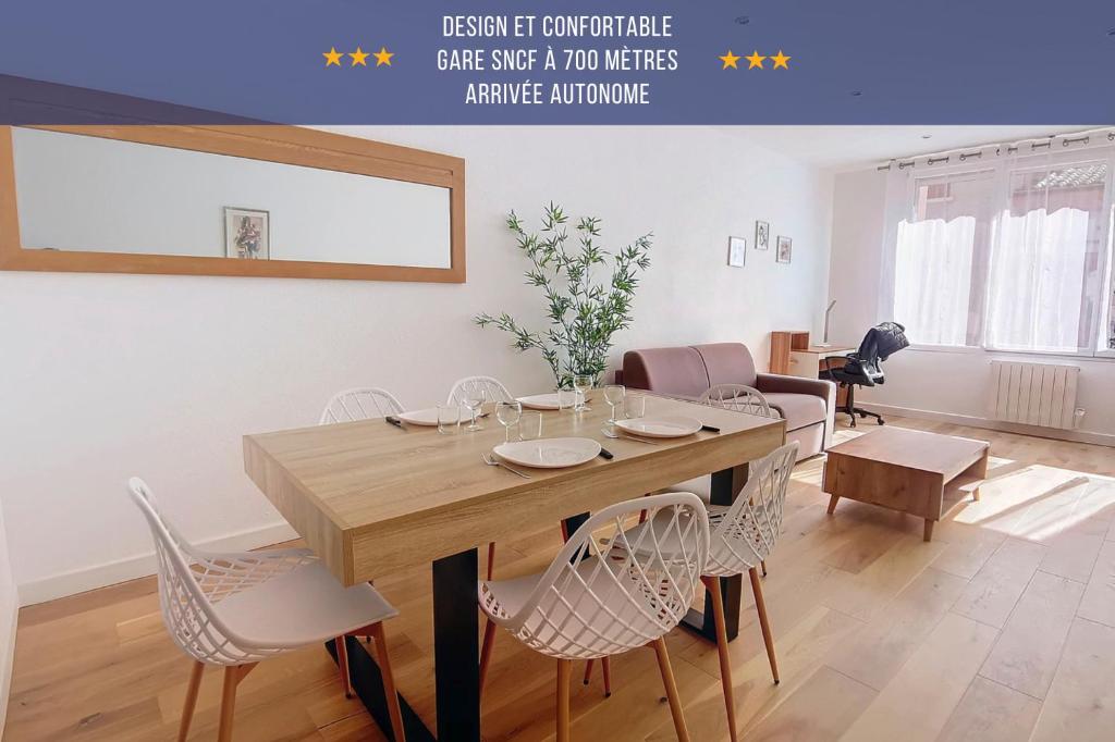 une salle à manger avec une table et des chaises en bois dans l'établissement ღ Les Jumeaux - Charmant cocon au cœur de Toulouse, à Toulouse