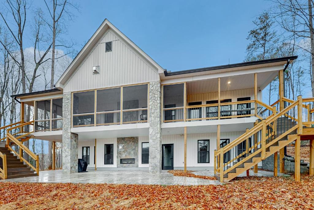 ein großes weißes Haus mit einer großen Terrasse in der Unterkunft LaWi Lakehouse in Wirtz