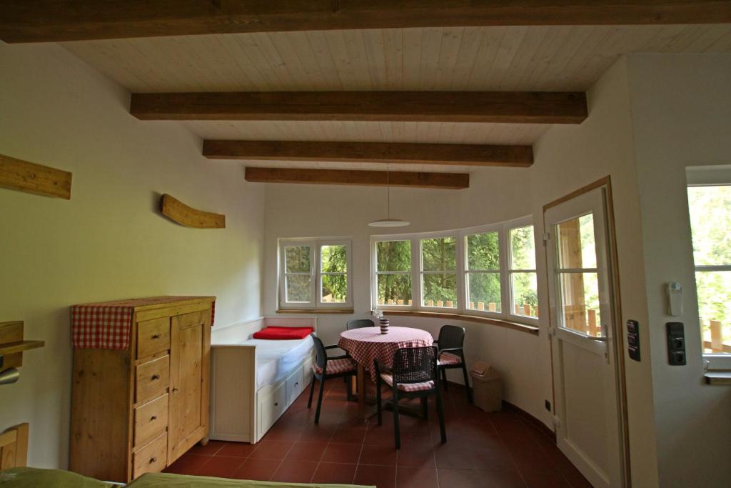 Kuchyň nebo kuchyňský kout v ubytování Malběnka - chata na skále pod hradem Kokořín