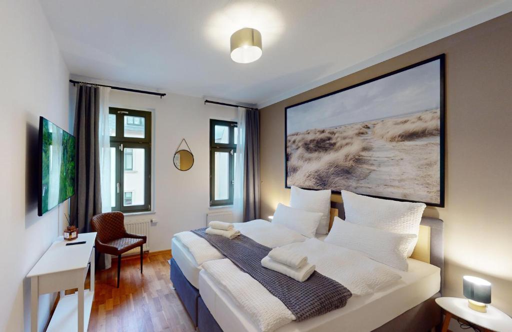 um quarto com uma cama com uma grande pintura na parede em CozyHome Markkleeberg Mitte (inkl. Netflix) em Markkleeberg