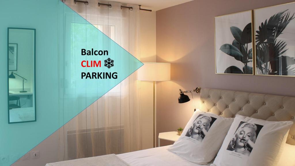 un dormitorio con una cama con un cartel que dice balón gimping en Studio climatisé Le Marilyn - Dormiratoulouse Blagnac, en Blagnac