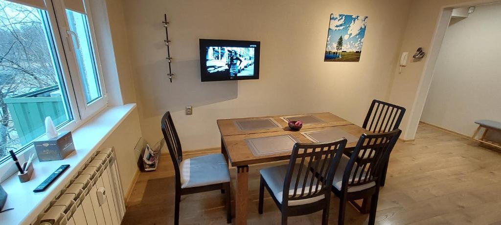 jadalnia z drewnianym stołem i krzesłami w obiekcie Sääse 3 Apartment w Tallinnie