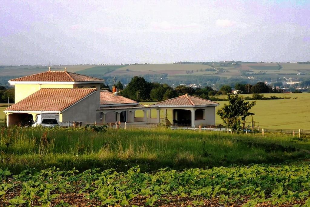 una casa en medio de un campo en Moutery d'en bas, en Puydaniel