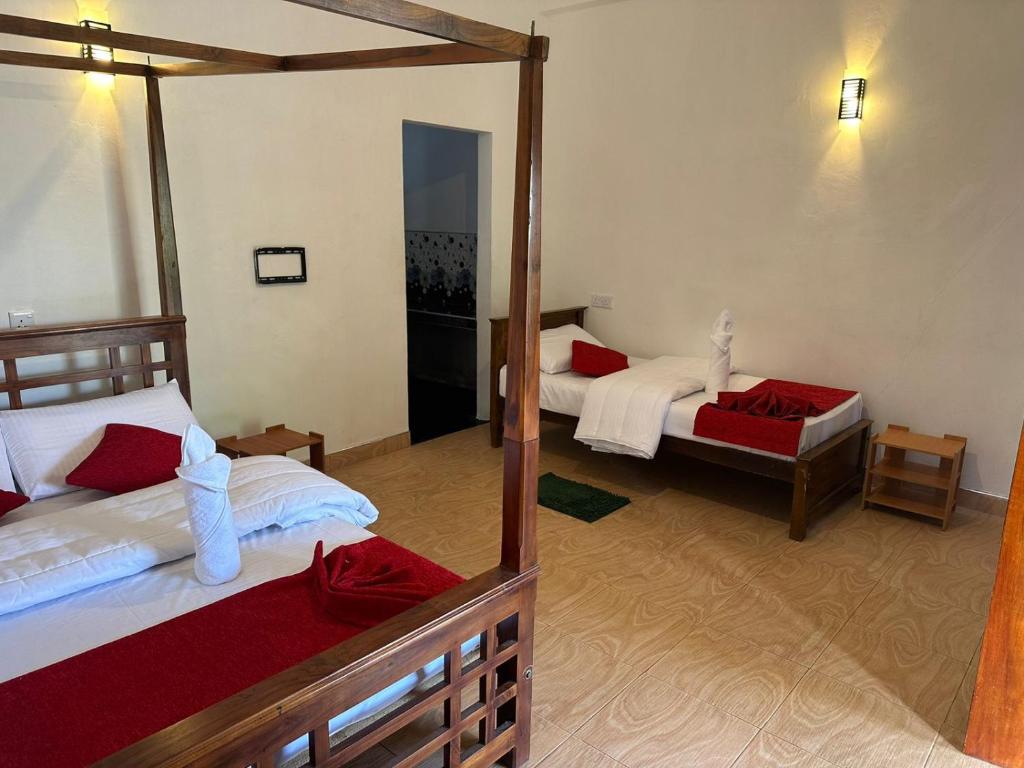 Postel nebo postele na pokoji v ubytování T-More Hotel & Hostel
