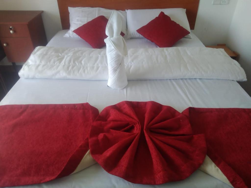 Postel nebo postele na pokoji v ubytování T-More Hotel & Hostel