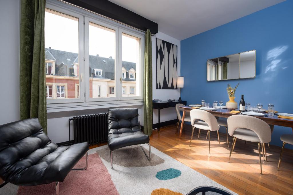 un salon avec une table et des chaises de salle à manger dans l'établissement Spacieux 4 chambres - Hyper Centre-ville, à Amiens