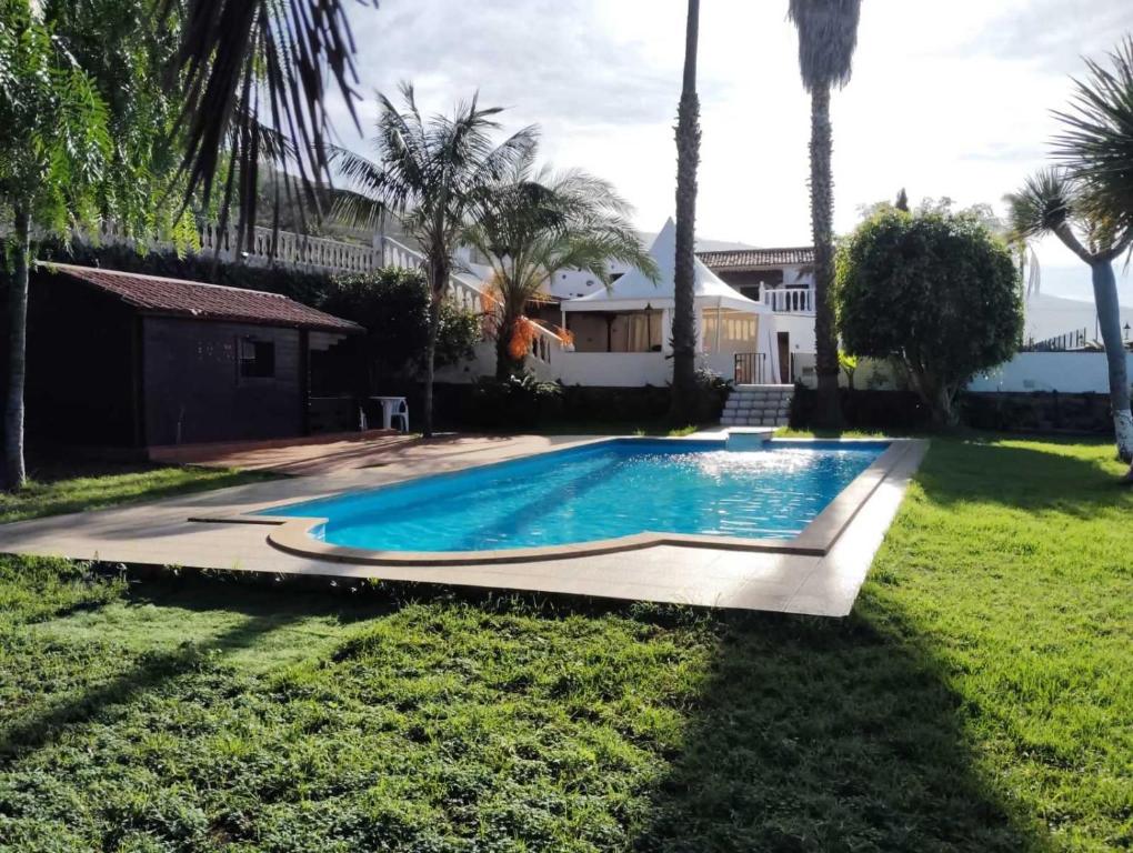 a swimming pool in the yard of a house at Espectacular Villa con piscina y vistas al valle in Cruz Santa