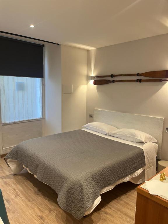 Un dormitorio con una cama grande y una ventana en Wowies room, en Pettenasco