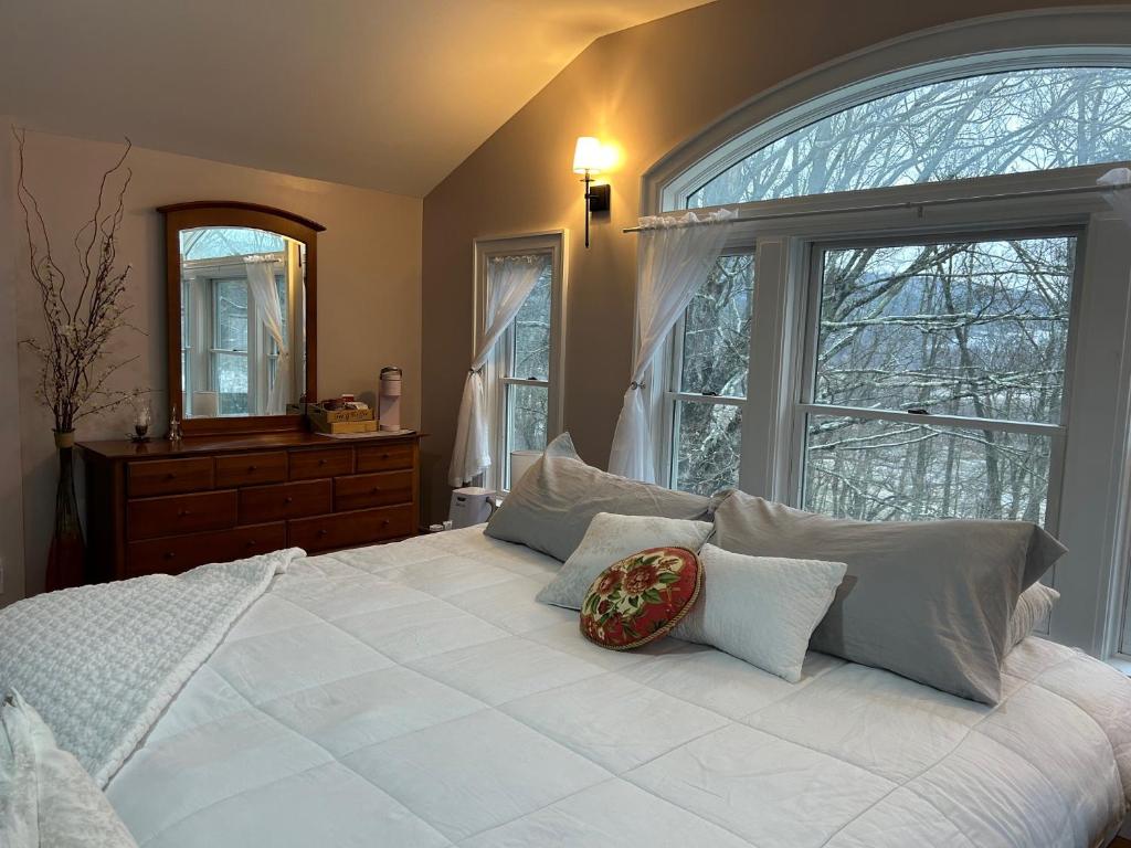 una camera da letto con un grande letto con una grande finestra di 37 Oak Ridge House a Wellsboro