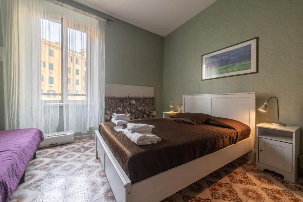 a bedroom with a bed with towels on it at Reyes Suite in Rome