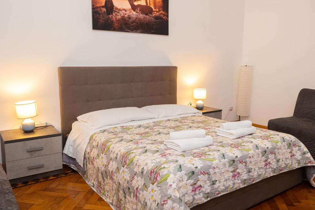 Łóżko lub łóżka w pokoju w obiekcie Adriana sweet apartment