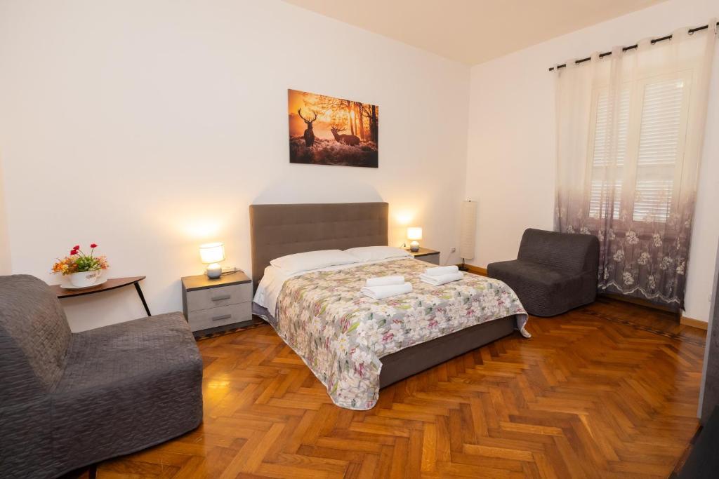 Łóżko lub łóżka w pokoju w obiekcie Adriana sweet apartment