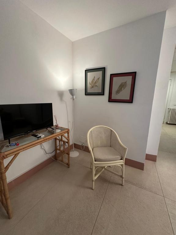 Televízia a/alebo spoločenská miestnosť v ubytovaní 4 Balconi rooms Paladini B&B e appartamenti