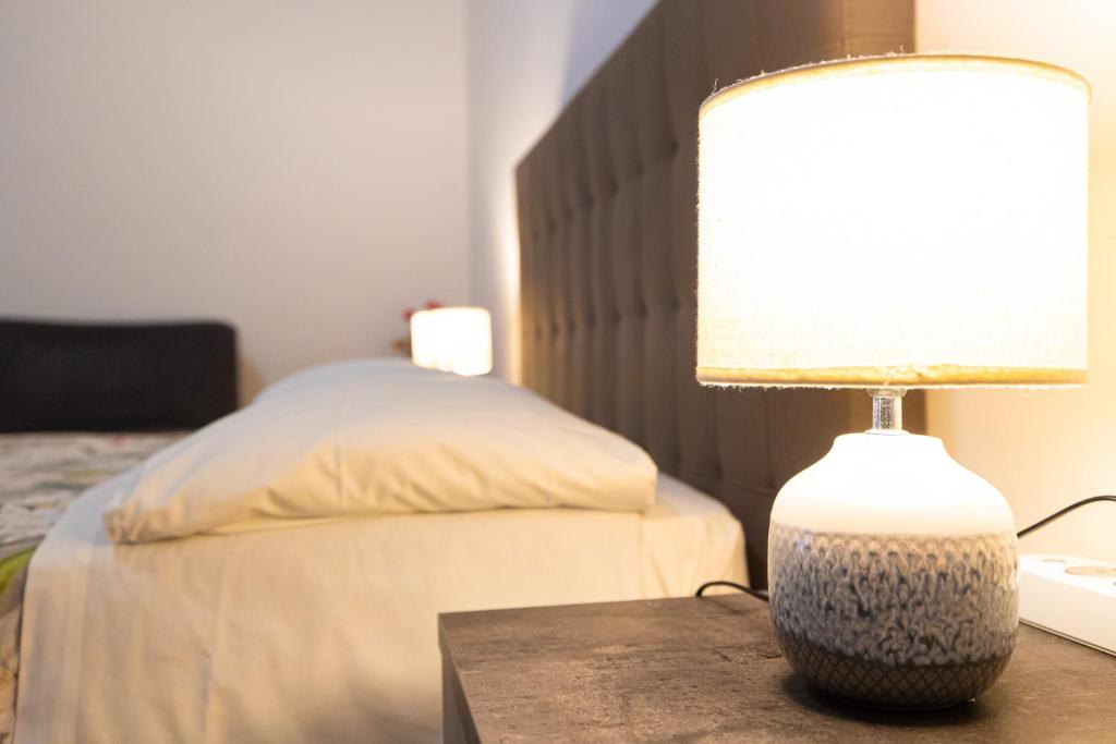 Łóżko lub łóżka w pokoju w obiekcie Adriana sweet apartment