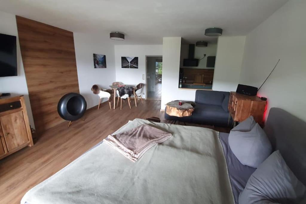 un soggiorno con divano e tavolo di Apartment in der Alpenresidenz mit einem faszinierenden Ausblick a Berchtesgaden