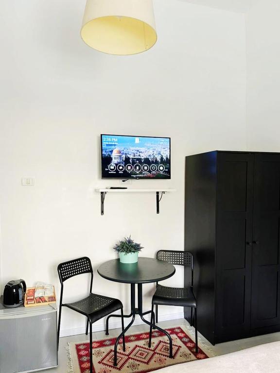 TV a/nebo společenská místnost v ubytování Eden Hotel