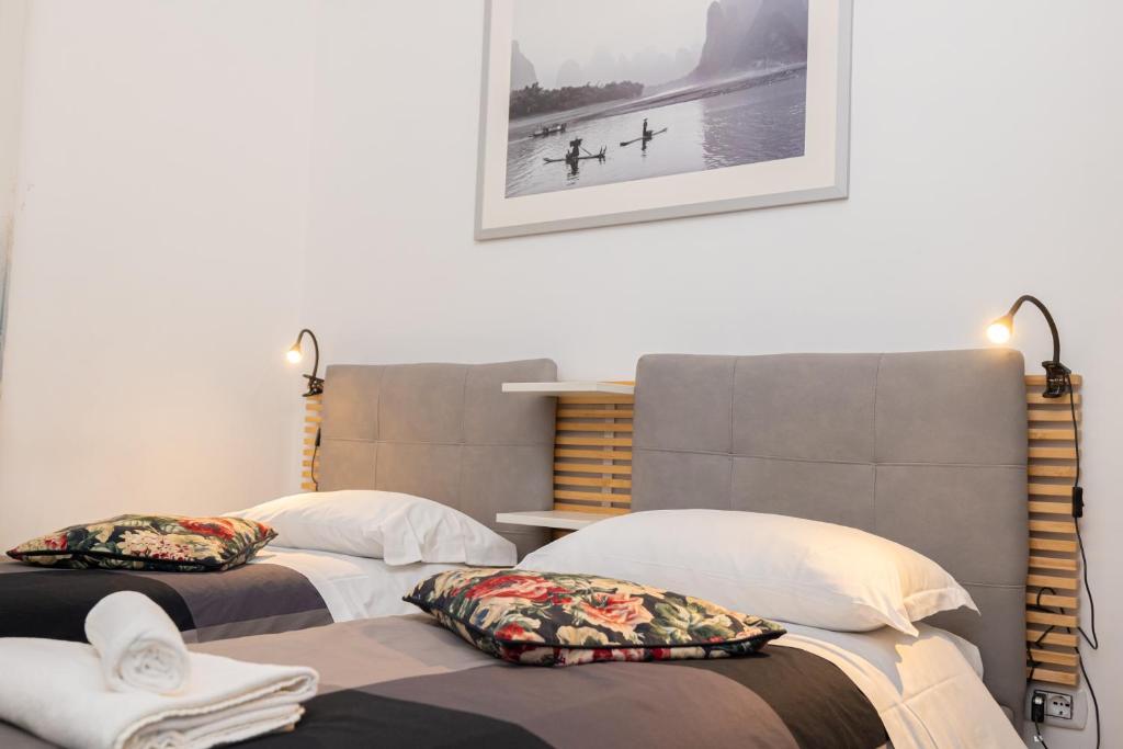 dwa łóżka ustawione obok siebie w sypialni w obiekcie Adriana sweet apartment w Rzymie
