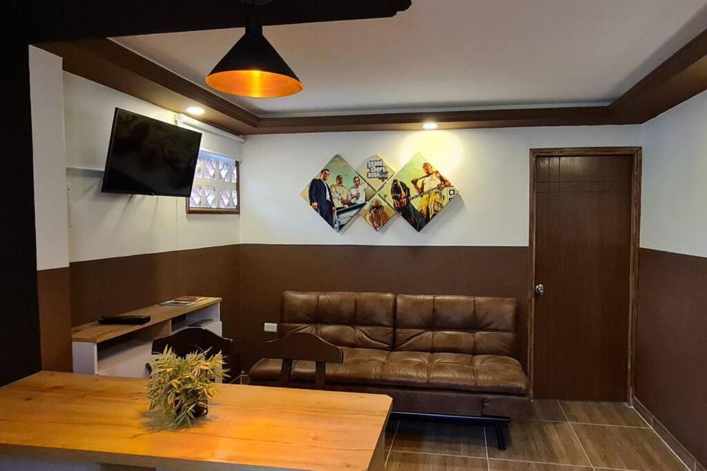 sala de estar con sofá y mesa en 402 GTA Sandreas / la casa de papel, en Medellín