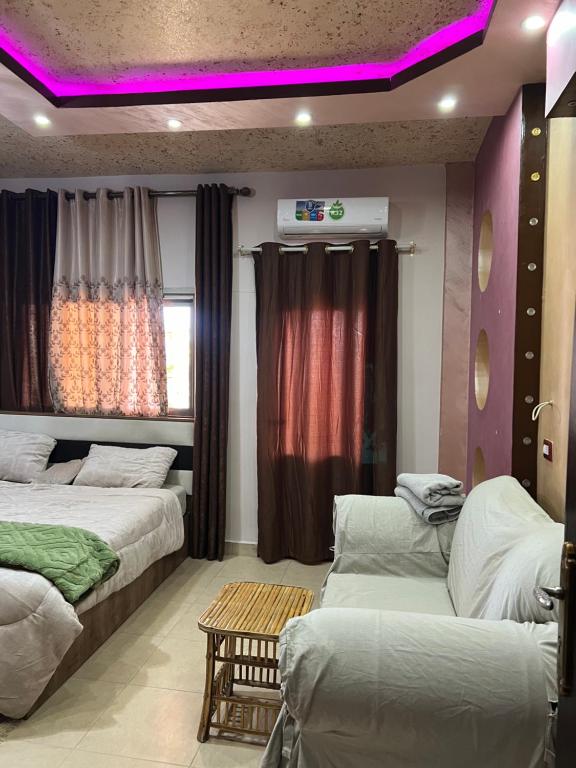 Postel nebo postele na pokoji v ubytování Bedouin family home