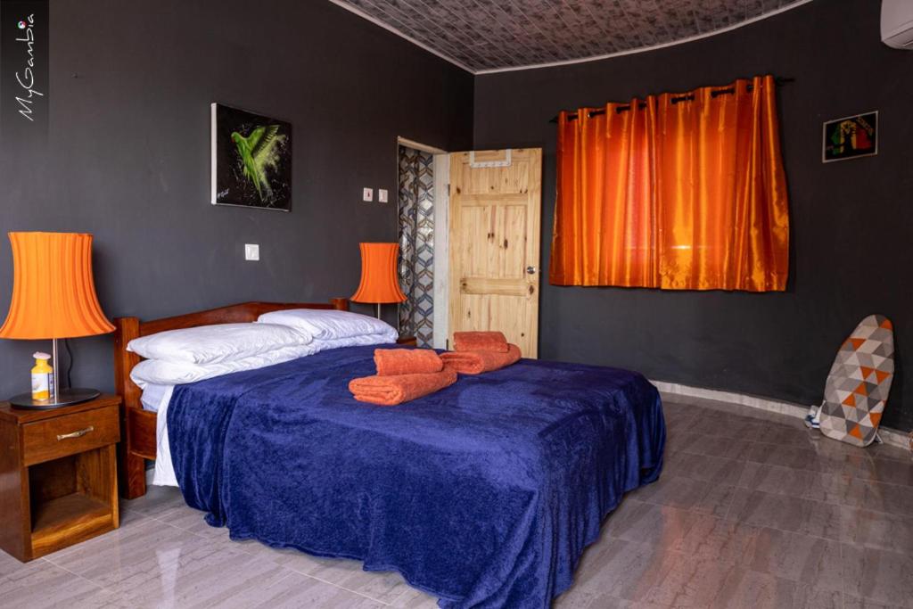 sypialnia z 2 łóżkami i pomarańczowymi ręcznikami w obiekcie Beautiful Seaview Superior Room in Bakau w mieście Bakau