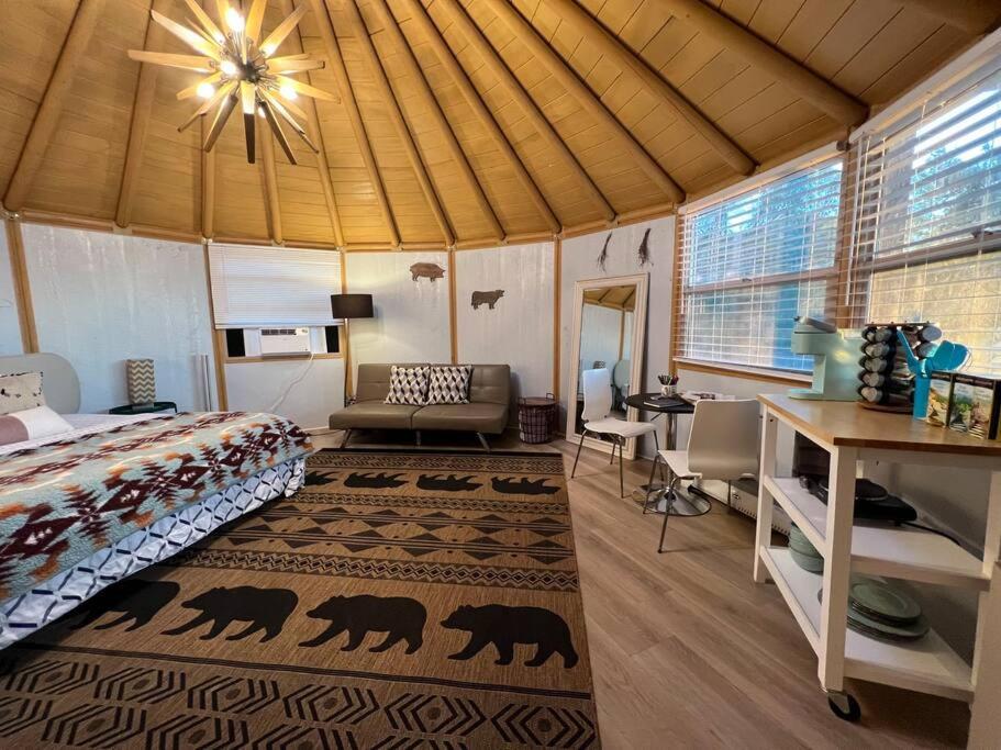 een slaapkamer met een bed en een bank in een kamer bij Glamping-Sky Dome Yurt-Tiny House-2 by Lavenders field in Valley Center