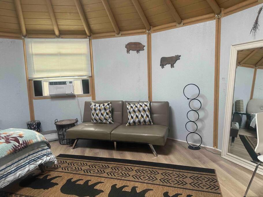 Posezení v ubytování Glamping-Sky Dome Yurt-Tiny House-2 by Lavenders field