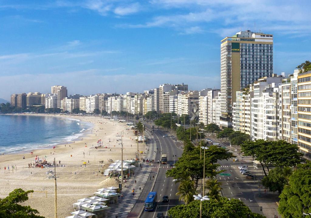 uma vista para uma praia com edifícios e condomínios em Rio Othon Palace no Rio de Janeiro