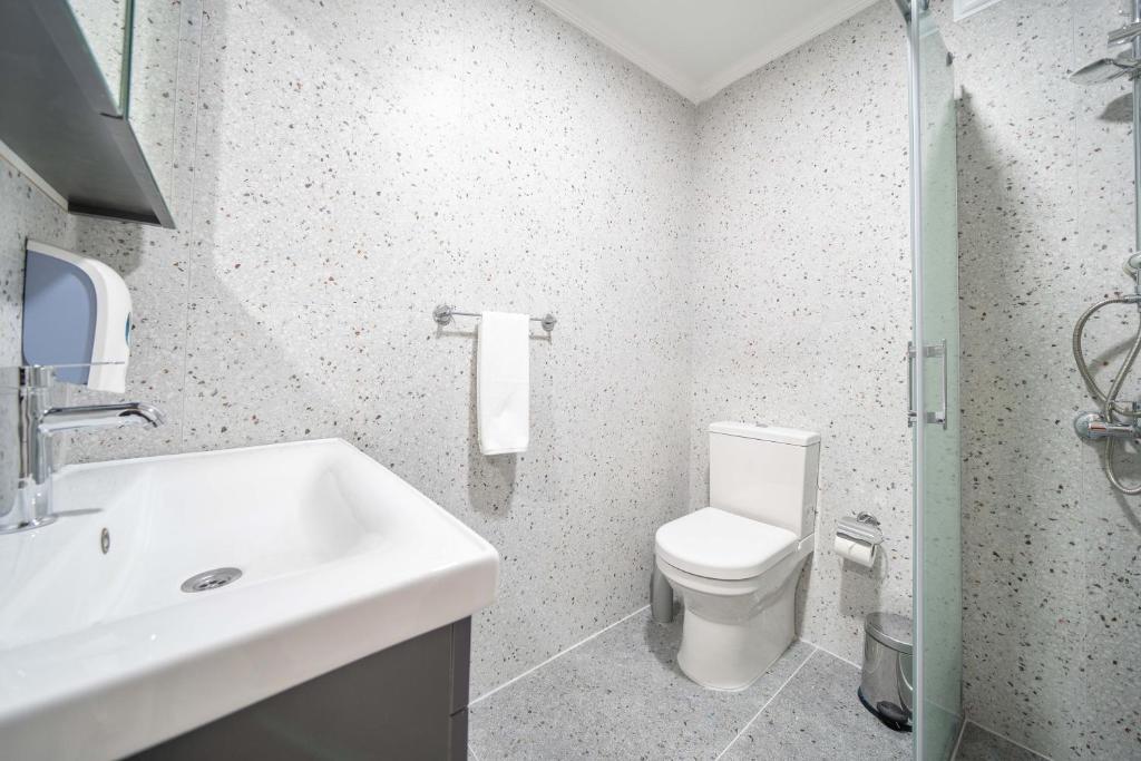 Koupelna v ubytování Dedeminn Garden Hotel