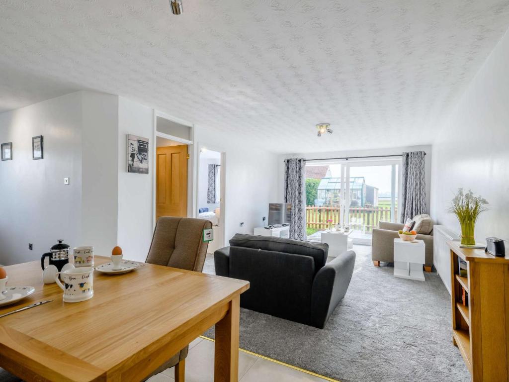 uma sala de estar com uma mesa de jantar e uma sala de estar em 1 Bed in Attleborough 86671 em Caston