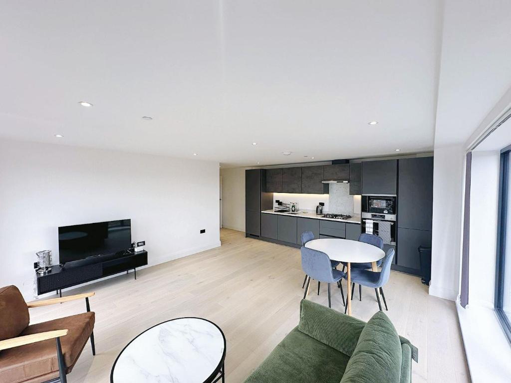 a living room with a couch and a table at Luxury Modern Flat Near Center in London