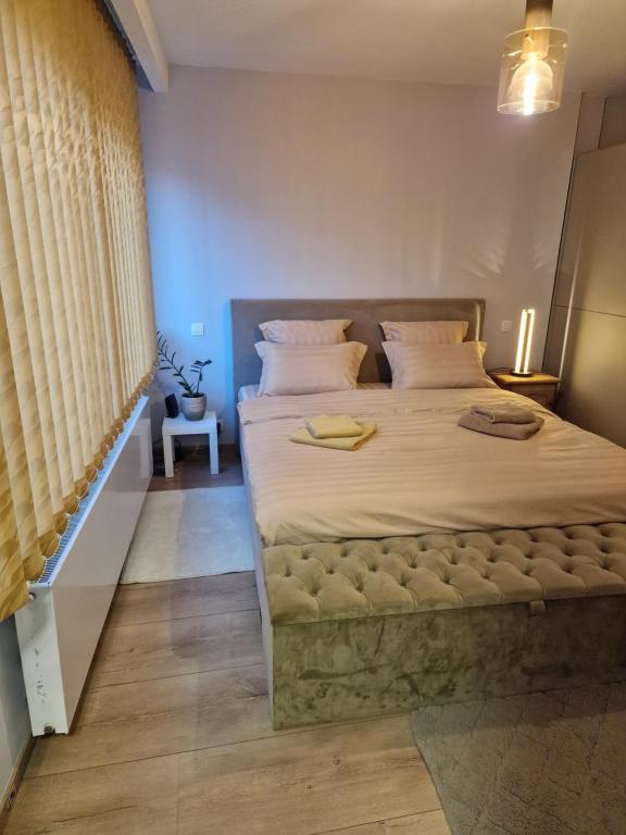 Casa Luca في غريمبيرغين: غرفة نوم مع سرير كبير مع مسند للقدم