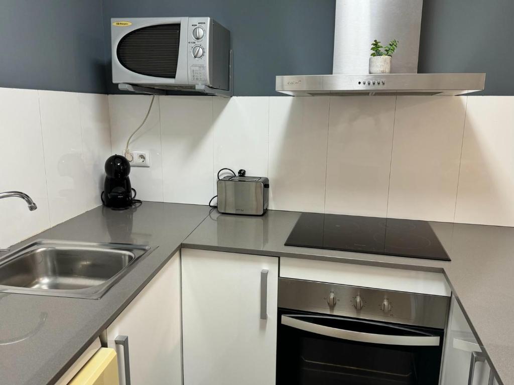 Kuchyňa alebo kuchynka v ubytovaní APARTAMENTO ROMELIA bajo A