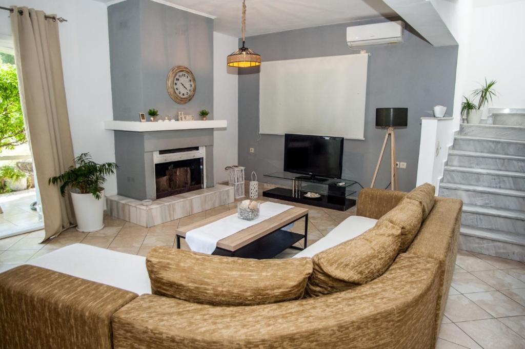 TV a/nebo společenská místnost v ubytování Gravanis IR Home