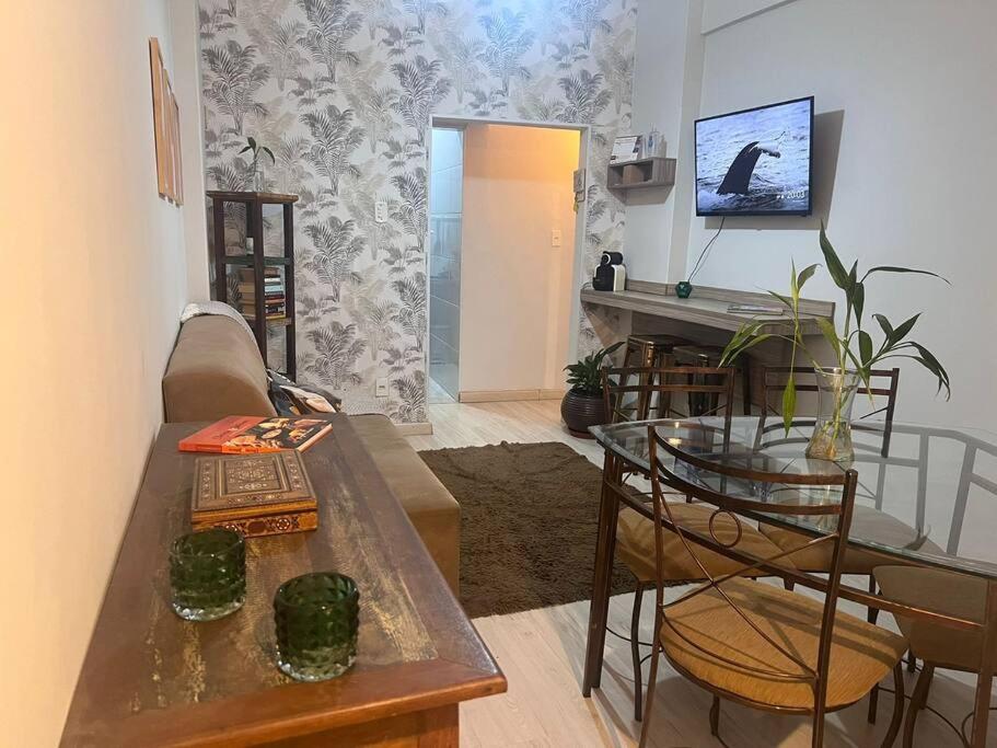 Μια τηλεόραση ή/και κέντρο ψυχαγωγίας στο Apartamento em Copacabana Posto 3