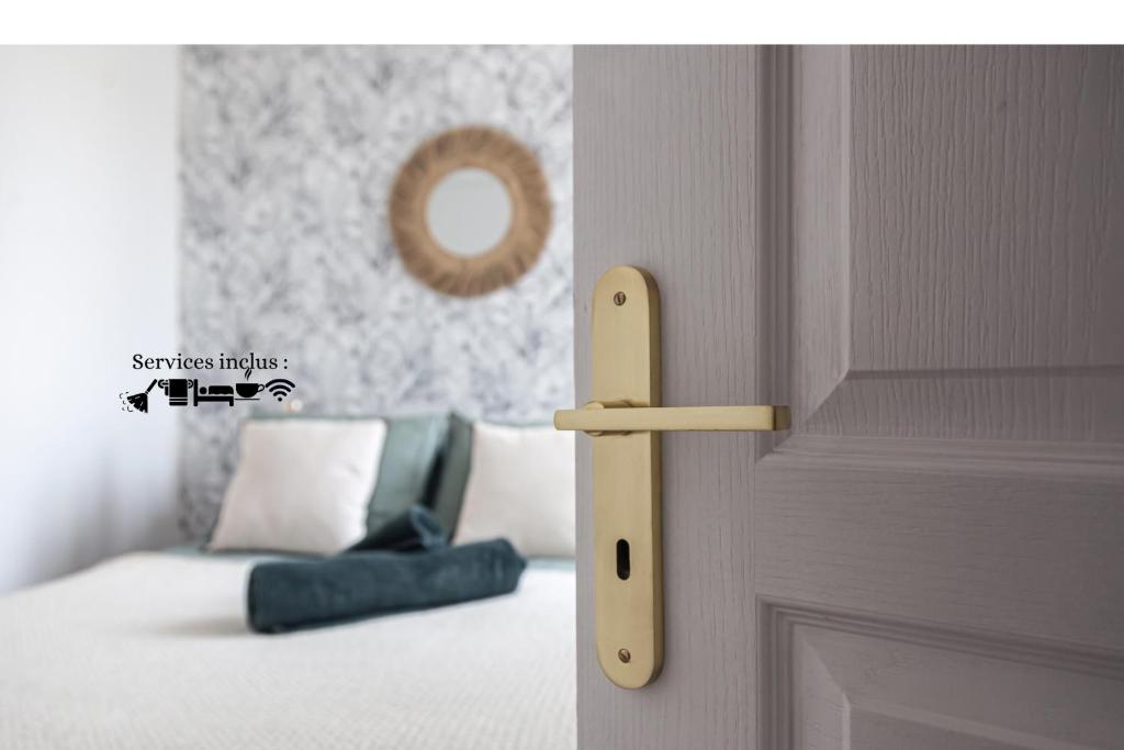 a door with a door handle next to a bedroom at Le Petit Martial - coeur de ville,refait à neuf,tout équipé, parking in Châteauroux