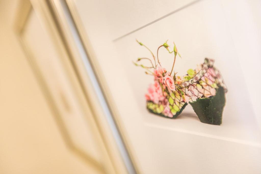 a picture of a potted plant on a wall at ASURE Destiny on Fitzherbert Motel in Palmerston North