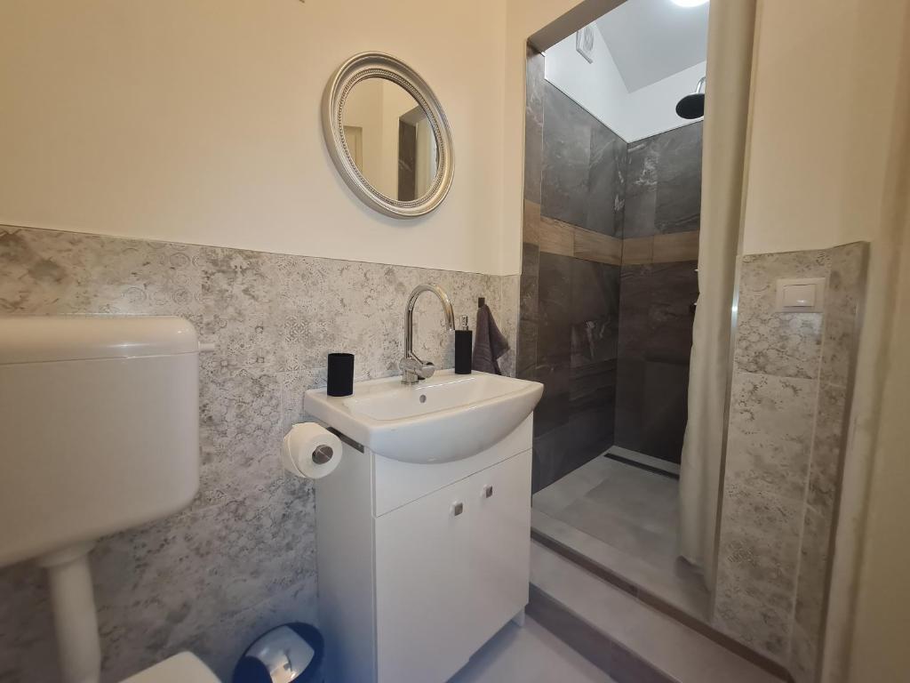Koupelna v ubytování Kossuth Apartmanház