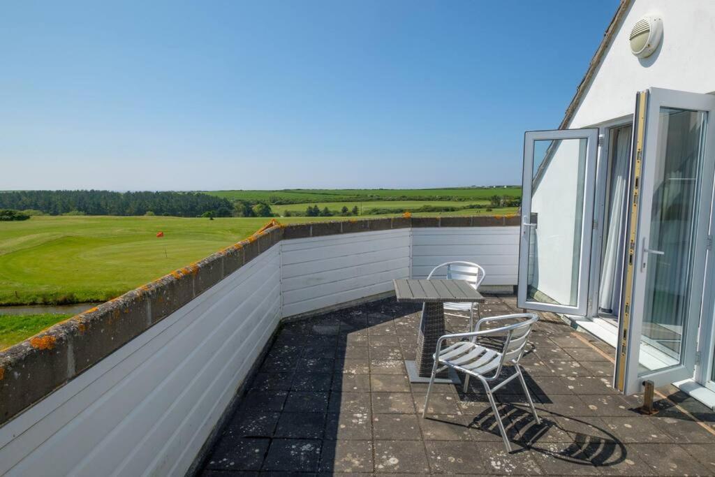 Balkón nebo terasa v ubytování Flat 1 Mawgan Porth Golf Club