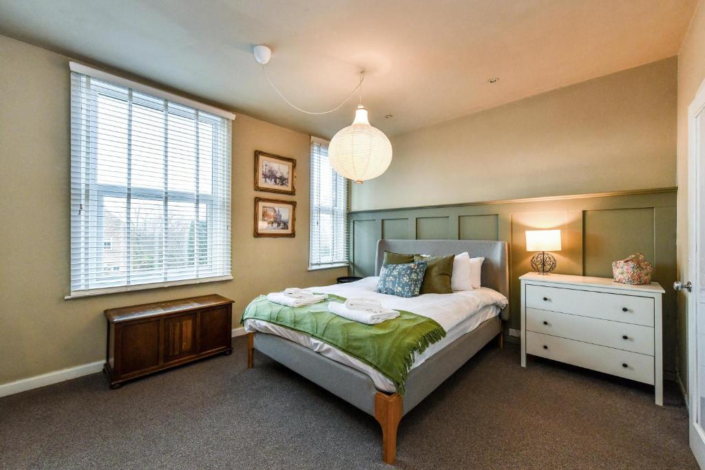 - une chambre avec un lit, une commode et une fenêtre dans l'établissement 3 Bedroom Semi-Detached House Ideal for Corporate Stays in Nottingham, à Nottingham