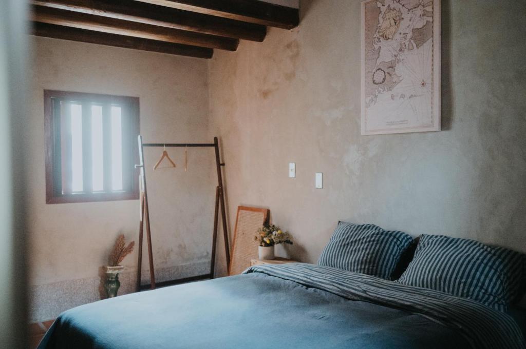 a bedroom with a bed and a window at 島中大厝 in Jinhu