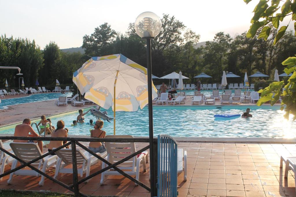 Bazén v ubytování Camping Village la Chiocciola nebo v jeho okolí