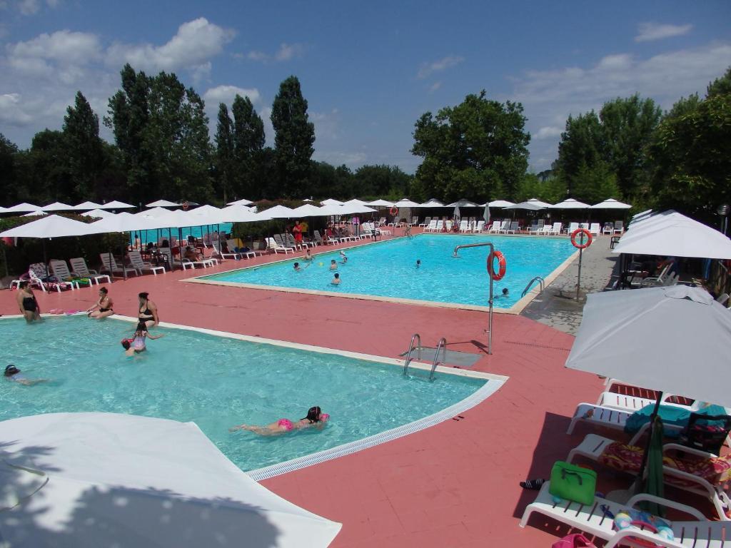 Bazén v ubytování Camping Village la Chiocciola nebo v jeho okolí