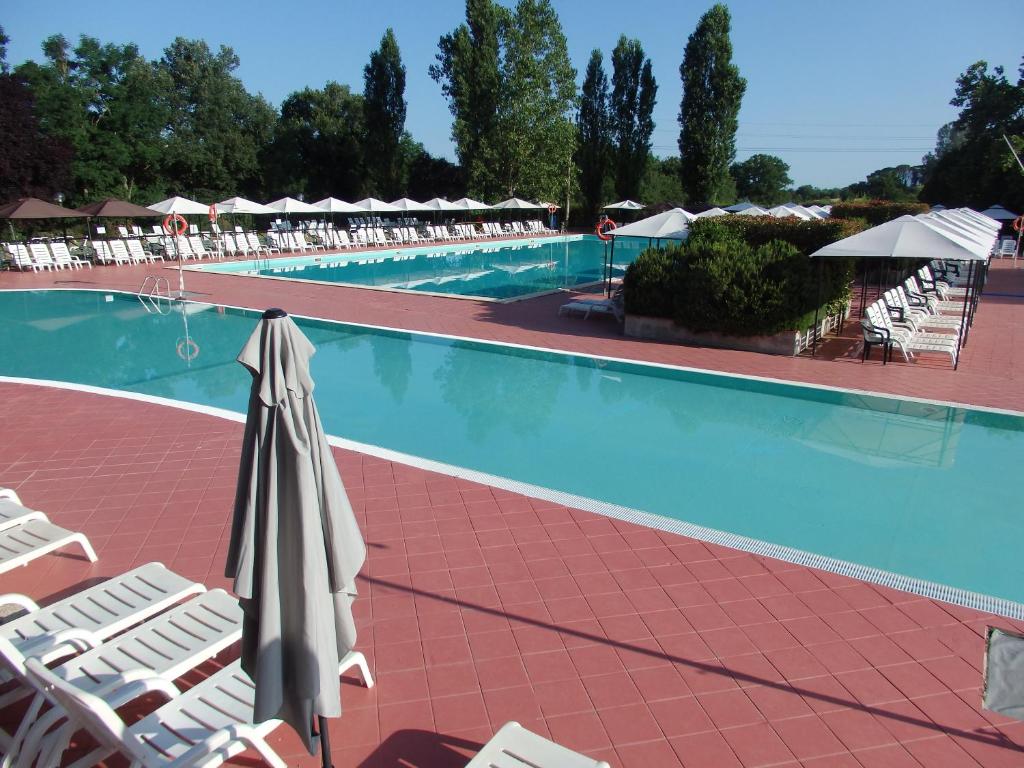 Bazén v ubytování Camping Village la Chiocciola nebo v jeho okolí