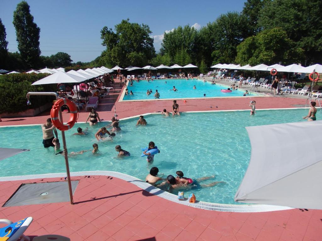 Bazén v ubytování Camping Village la Chiocciola nebo v jeho okolí